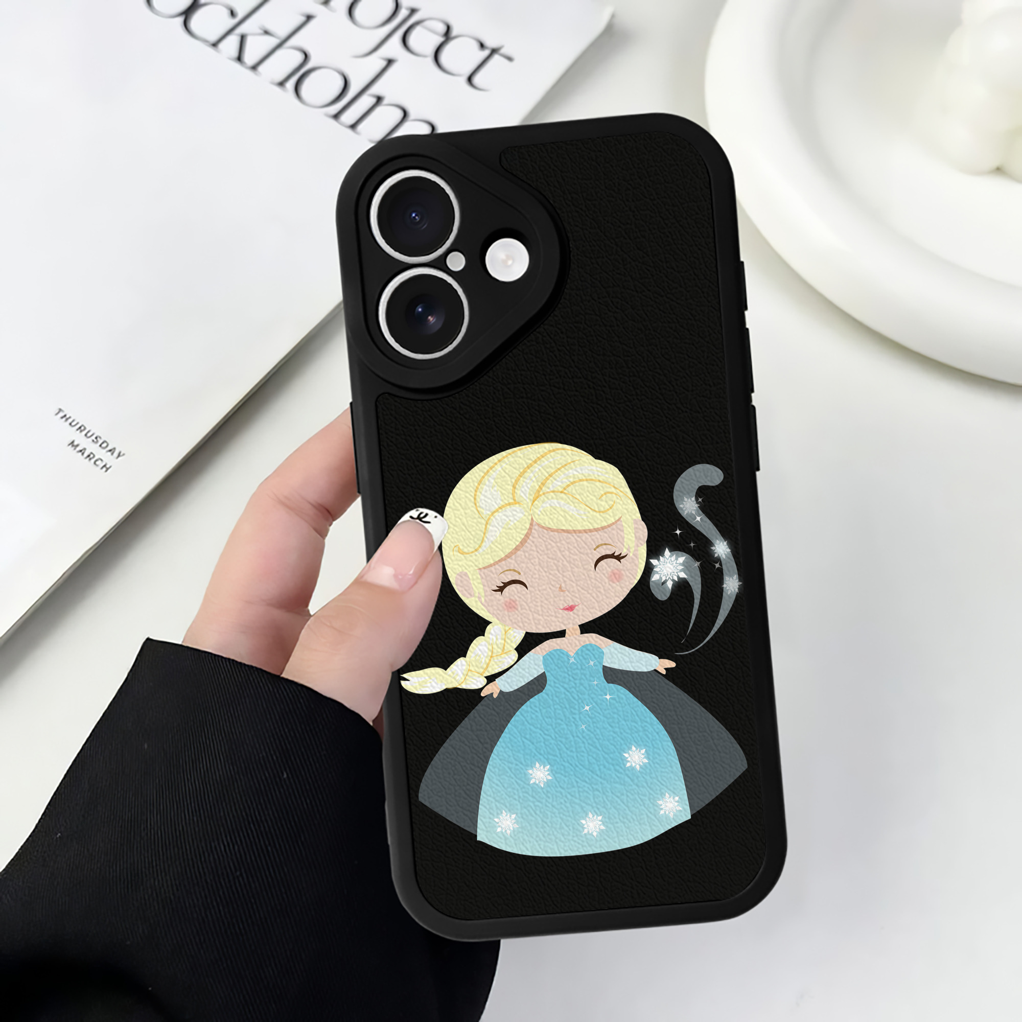 （画像用） アナと雪の女王 アンナ エルサ Frozen Anna Elsa 【iPhone 16シリーズ対応】シリコンスマホケース（レザー調） 材質：シリコン